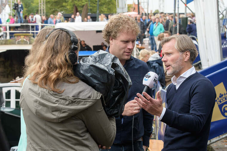 Bouke Koning als presentator tijdens een buitenevenement